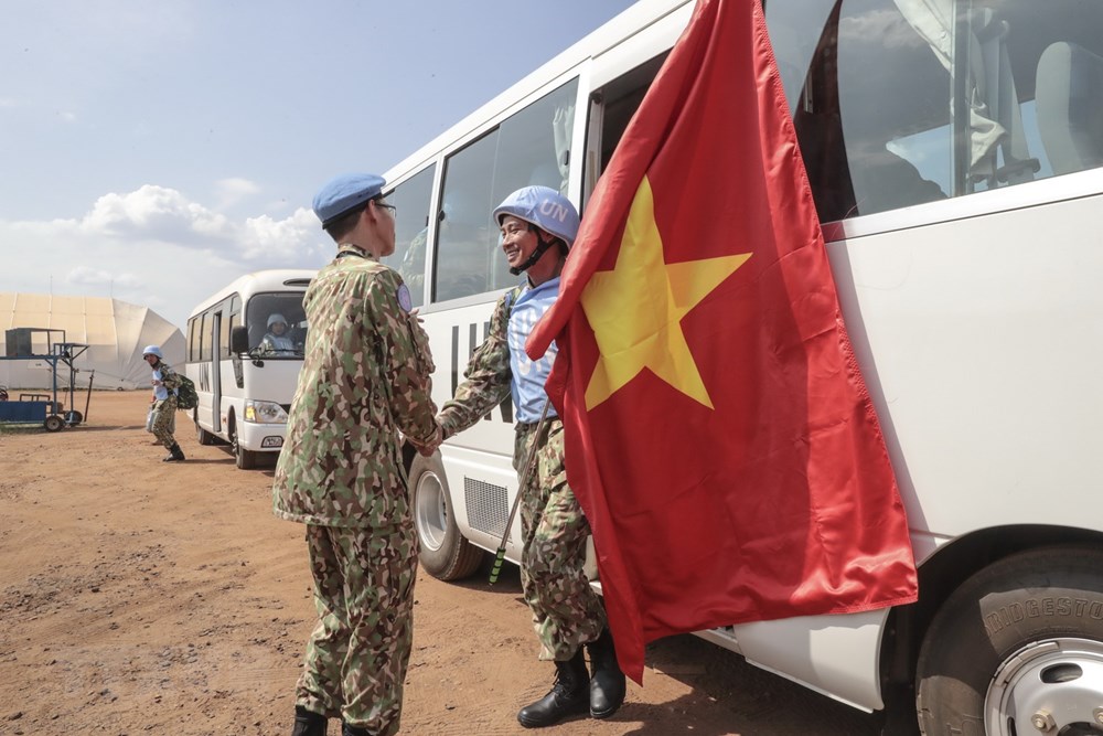 Các bác sỹ quân y Việt Nam lên ôtô, rời sân bay quốc tế Juba đến Bentiu, bắt đầu thực hiện nhiệm vụ gìn giữ hòa bình Liên hợp quốc tại Nam Sudan. (Ảnh: TTXVN phát)