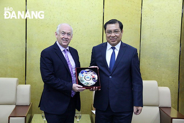 Chủ tịch UBND thành phố Huỳnh Đức Thơ (bên phải) tiếp ông Wayne David, Trưởng đoàn Nghị sĩ liên đảng phái Vương quốc Anh. Ảnh: Q.KHẢI