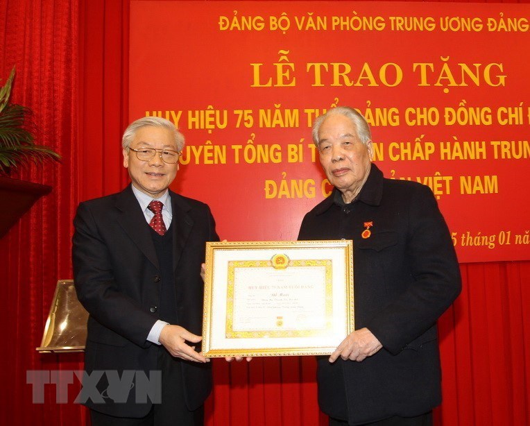 Tổng Bí thư Nguyễn Phú Trọng trao tặng Huy hiệu 75 năm tuổi Đảng cho nguyên Tổng Bí thư Đỗ Mười, chiều 25/1/2014, tại Trụ sở Trung ương Đảng. (Ảnh: Trí Dũng/TTXVN)