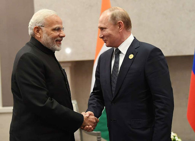 Tổng thống Nga Vladimir Putin (phải) muốn thúc đẩy quan hệ với chính phủ của Thủ tướng Ấn Độ Narendra Modi thông qua hàng loạt thỏa thuận.                                                  Ảnh: AFP