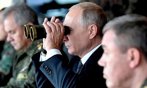Tổng thống Putin cầm ống nhòm quan sát một cuộc tập trận của quân đội Nga ở Đông Siberia hôm 13/9. Ảnh: AP.
