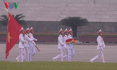 Bộ Tư lệnh Lăng Chủ tịch Hồ Chí Minh, đơn vị thực hiện các nghi thức thượng cờ và treo cờ hằng ngày trên Quảng trường Ba Đình (Hà Nội) đang tiến hành nghi thức treo cờ rủ trong 2 ngày Quốc tang nguyên Tổng Bí thư Đỗ Mười (ngày 6/10 và 7/10)