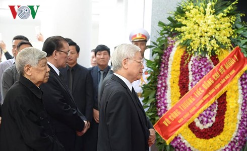 Tổng Bí thư Nguyễn Phú Trọng dẫn đoàn đoàn Ban Chấp hành Trung ương Đảng vào viếng nguyên Tổng Bí thư Đỗ Mười