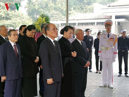 Đoàn Quốc hội nước CHXHCN Việt Nam do đồng chí Nguyễn Thị Kim Ngân, Ủy viên Bộ Chính trị, Chủ tịch Quốc hội làm trưởng đoàn vào viếng.
