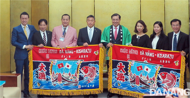 Chủ tịch UBND thành phố Huỳnh Đức Thơ chụp ảnh lưu  niệm với Thị trưởng Yoshikuni Watanabe (thứ tư, bên trái qua). Ảnh: S.TRUNG