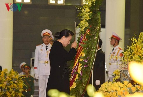 Chủ tịch Quốc hội Nguyễn Thị Kim Ngân thắp hương tiễn biệt nguyên Tổng Bí thư Đỗ Mười