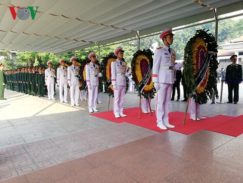 Đoàn Bộ Tổng tham mưu Tổng cục Chính trị và các cơ quan do Thượng tướng Nguyễn Trọng Nghĩa dẫn đầu vào viếng nguyên Tổng Bí thư