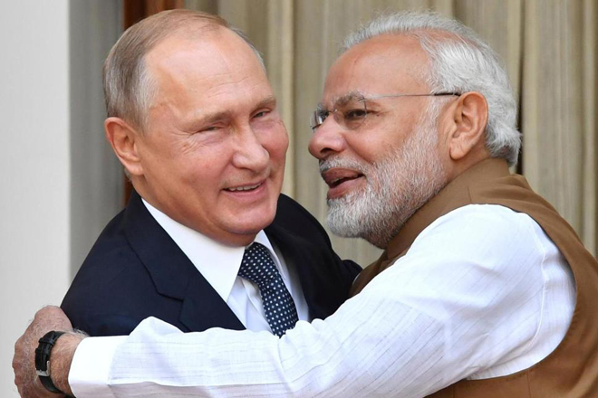 Tổng thống Nga Vladimir Putin (trái) gặp gỡ Thủ tướng Ấn Độ Narendra Modi tại New Delhi.  Ảnh: AP