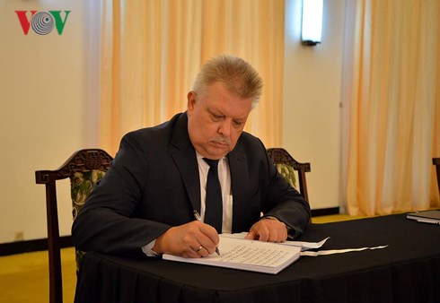 Ông Popov - Tổng lãnh sự Nga tại TPHCM ghi sổ tang