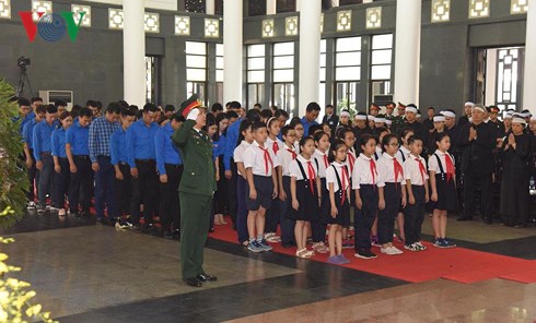 Đoàn TNCS HCM Hà Nội và học sinh vào viếng nguyên Tổng Bí thư