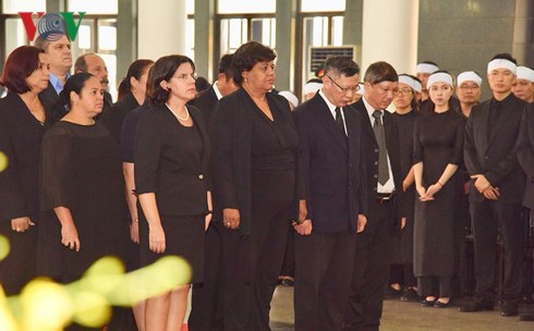 Tại Nhà Tang lễ quốc gia, các đoàn tiếp tục vào viếng nguyên Tổng Bí thư. Đoàn lãnh đạo Cuba vào viếng nguyên Tổng Bí thư Đỗ Mười
