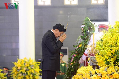 Thủ tướng Lào Thongloun Sisoulith kính cẩn thắp hương tưởng niệm nguyên Tổng Bí thư Đỗ Mười.