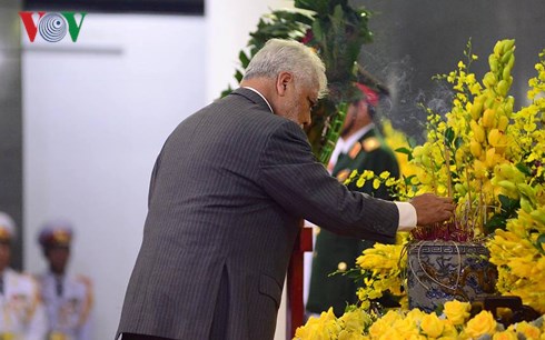 Đại sứ Jorge Rondon Uzcategui thành kính thắp hương tưởng niệm nguyên Tổng Bí thư Đỗ Mười.