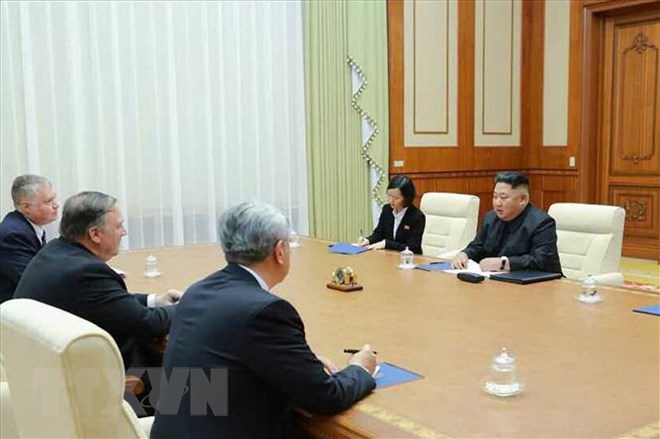 Ngoại trưởng Mỹ Mike Pompeo (thứ 2, trái) hội kiến Nhà lãnh đạo Triều Tiên Kim Jong-un (thứ 1, phải) tại Bình Nhưỡng ngày 7/10. (Nguồn: YONHAP/TTXVN)