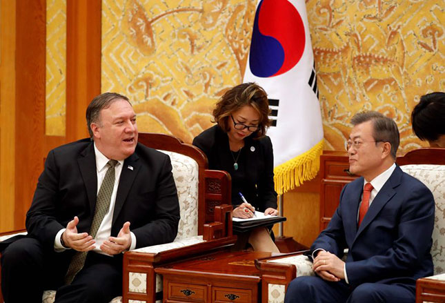 Hàn Quốc đánh giá cao chuyến thăm Bình Nhưỡng của Ngoại trưởng Mỹ Mike Pompeo.  Trong ảnh: Ông Pompeo (trái) gặp gỡ Tổng thống Hàn Quốc Moon Jae-in tại Nhà Xanh tối 7-10. 			Ảnh: AP