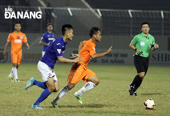 Trước một Than Quảng Ninh (áo xanh) không còn động lực, SHB Đà Nẵng (áo cam) đã có được trận thắng thủ tục 3-2 trong ngày hạ màn V-League 2018. Ảnh: ANH VŨ