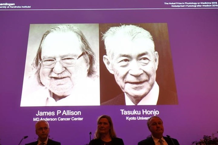 Chân dung nhà miễn dịch học Tasuku Honjo (bên phải) đồng sở hữu giải thưởng Nobel Y học 2018 cho công trình về yếu tố hãm hệ miễn dịch. Phát hiện của Honjo (người Nhật) và Allison tạo ra đột phá trong việc giải phóng năng lực của cơ thể chống lại tế bào ung thư.