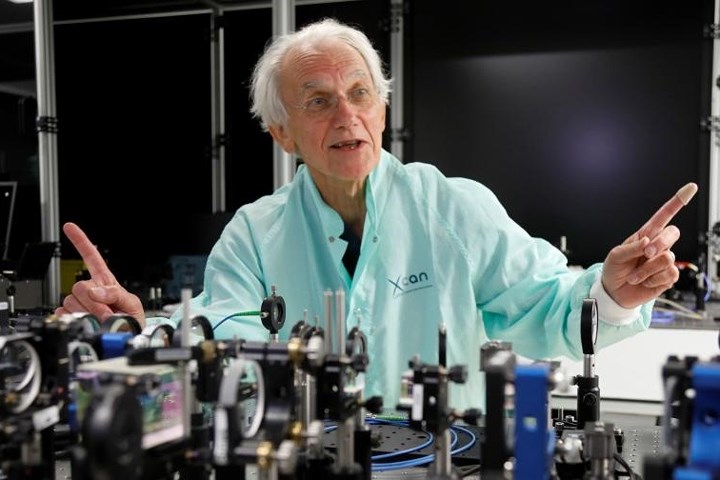 Gerard Mourou - nhà khoa học người Pháp nhưng cũng mang quốc tịch Mỹ, đoạt giải Nobel Vật lý 2018 với công trình về laser cường độ cao. Nghiên cứu này tạo tiền đề cho các công cụ chính xác sử dụng trong phẫu thuật mắt và trong công nghiệp.