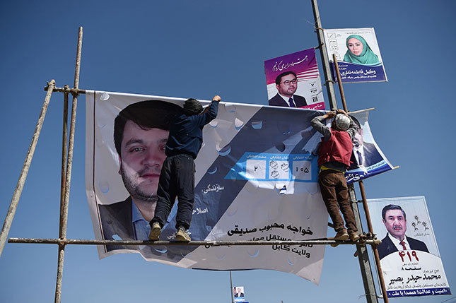 Chân dung các ứng cử viên được treo trên đường phố thủ đô Kabul.  Ảnh: AFP/Getty Images