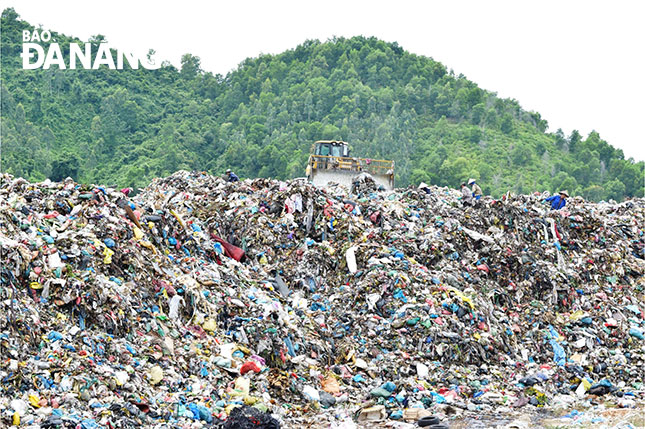 Cần quyết liệt xử lý ô nhiễm môi trường ở bãi rác Khánh Sơn để bảo đảm đời sống người dân.   Ảnh: H.HIỆP