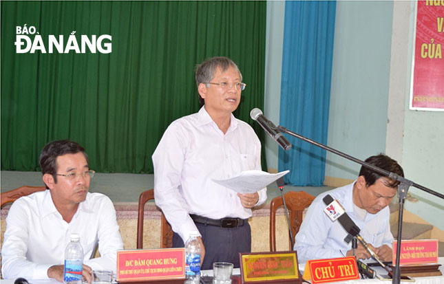 Phó Chủ tịch UBND thành phố Nguyễn Ngọc Tuấn (giữa) đối thoại với người dân về xử lý ô nhiễm môi trường ở bãi rác Khánh Sơn.