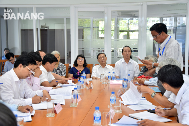 Việc tiếp dân đã trở thành truyền thống của thành phố Đà Nẵng kể từ khi triển khai thực hiện các dự án đền bù, giải tỏa, thu hồi đất, chứ không chờ có Luật Tiếp công dân.  Trong ảnh: Các hộ dân ở khu tập thể 158B Lê Lợi tại buổi tiếp dân ngày 20-6-2018.