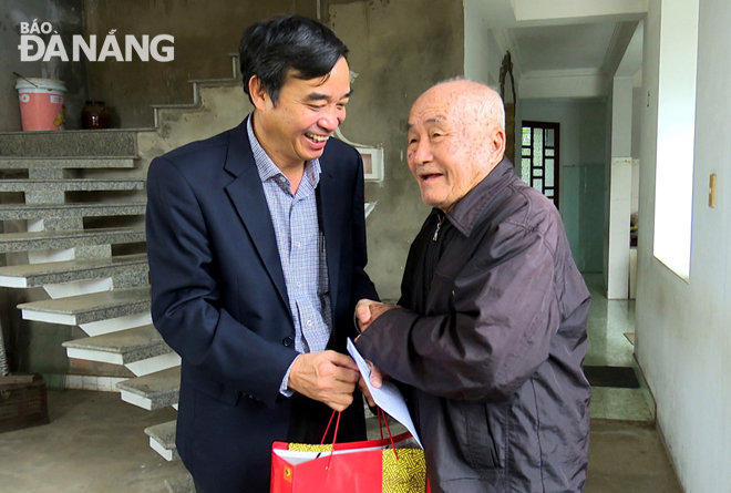 Bí thư Quận ủy, Chủ tịch HĐND quận Ngũ Hành Sơn Lê Trung Chinh thăm và tặng quà cho hộ chính sách khó khăn ở phường Hòa Quý.