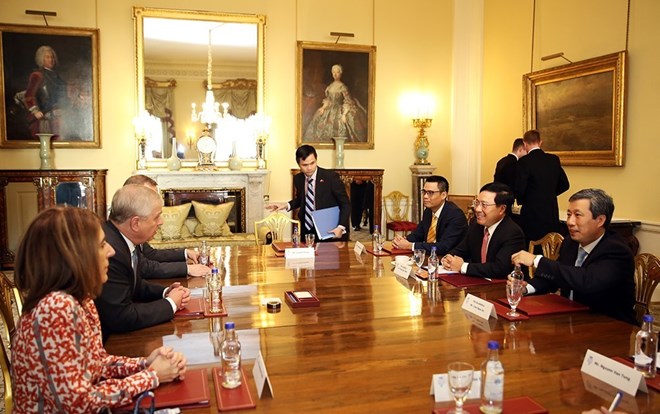The meeting between Vietnamese Deputy Prime Minister and Foreign Minister Pham Binh Minh and HRH the Duke of York, Prince Andrew, at Buckingham Palace in London on October 9 (Photo: VNA)