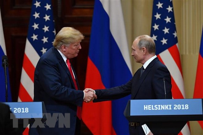 Tổng thống Mỹ Donald Trump (trái) và người đồng cấp Nga Vladimir Putin (phải) trong cuộc gặp thượng đỉnh tại Helsinki, Phần Lan ngày 16/7 vừa qua. (Ảnh: AFP/TTXVN)