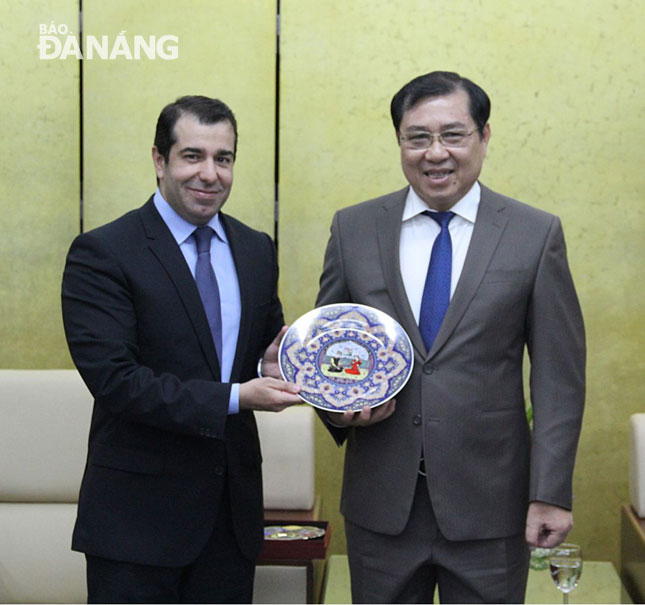 Chủ tịch UBND thành phố Huỳnh Đức Thơ (bên phải) tiếp Đại sứ Cộng hòa Azerbaijan tại Việt Nam Anar Imanov. Ảnh: Q.KHẢI