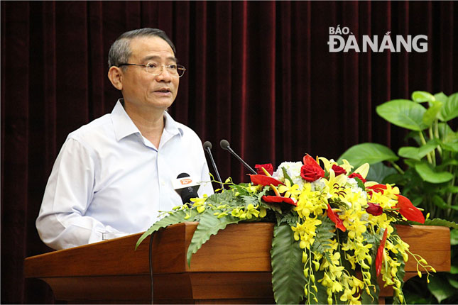 Bí thư Thành ủy Trương Quang Nghĩa thông báo kết quả Hội nghị lần thứ 8 Ban Chấp hành Trung ương Đảng khóa XII. Ảnh: Q.KHẢI