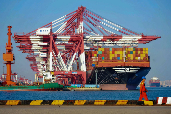 Cuộc chiến thương mại Mỹ - Trung chưa có dấu hiệu giảm nhiệt. Trong ảnh: Một tàu chở hàng tại cảng ở Thanh Đảo, tỉnh Sơn Đông (Trung Quốc) ngày 12-10. 							Ảnh: AFP/Getty Images
