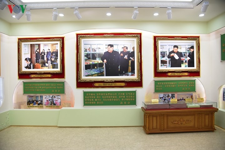 Hình ảnh về chuyến thăm của Nhà lãnh đạo Kim Jong-un tới nhà máy được treo ở vị trí trang trọng trong phòng truyền thống.