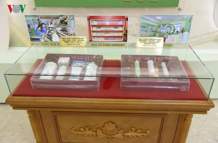 Những sản phẩm vinh dự được lãnh đạo chạm vào trong chuyến thăm được trưng bày trong tủ kính.