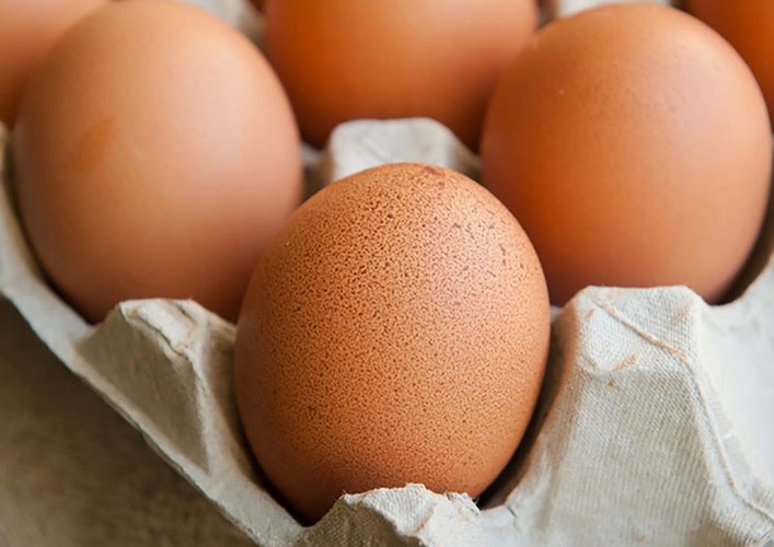 Trứng nguyên vỏ: Chất lỏng có tính giãn nở khi đông cứng. Trứng cũng không ngoại lệ. Lòng trắng trứng sẽ cứng, giãn nở và làm vỡ lớp vỏ bên ngoài. Lúc này, trứng có thể bị hỏng, thậm chí còn gây mùi trong tủ đông.  