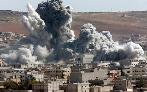 Khói bốc lên sau một vụ không kích của Mỹ nhằm vào Kobani, Syria, ngày 22/10/2014. (Ảnh: AP)