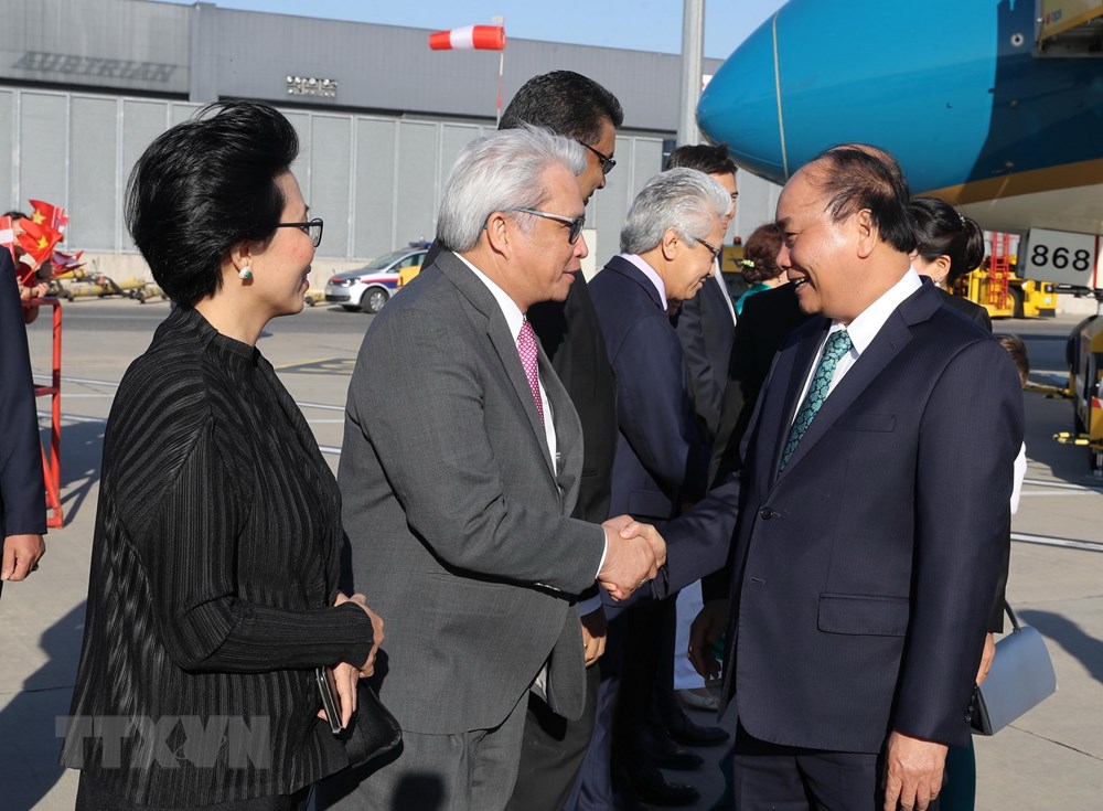 Đông đảo kiều bào và nhân viên đại sứ quán Việt Nam tại Áo đã ra sân bay đón Thủ tướng Nguyễn Xuân Phúc và Phu nhân (Ảnh: Thống Nhất/TTXVN)