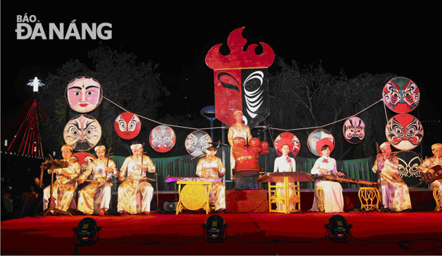 Đời sống văn hóa của người dân Đà Nẵng ngày càng được nâng cao. Trong ảnh: Nhà hát Tuồng Nguyễn Hiển Dĩnh tham gia biểu diễn tại phía bắc bờ đông cầu Sông Hàn. Ảnh: T. Lê