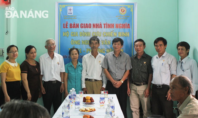 Hội Cựu chiến binh quận Cẩm Lệ phối hợp với Điện lực Đà Nẵng bàn giao nhà tình nghĩa cho hộ cựu chiến binh nghèo phường Hòa An.