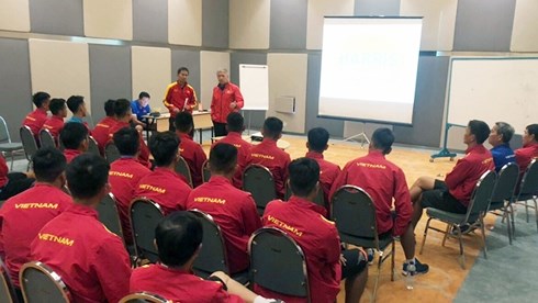 HLV Hoàng Anh Tuấn và GĐKT Jurgen Gede đã dành khá nhiều thời gian trong buổi họp đội để động viên, khích lệ tinh thần cho U19 Việt Nam.