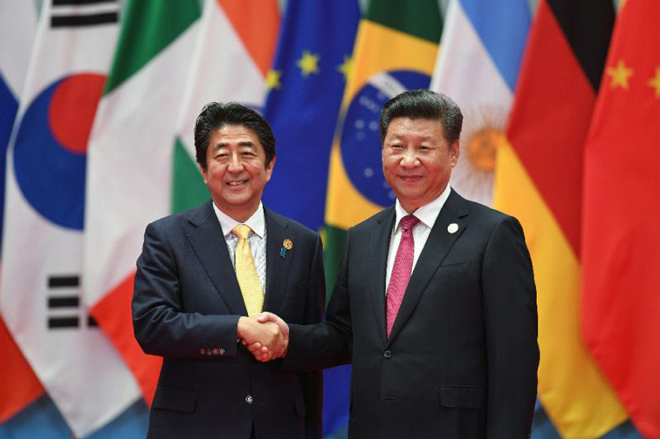 Thủ tướng Nhật Bản Shinzo Abe (trái) và Chủ tịch Trung Quốc đã gặp gỡ nhau nhiều lần bên lề các sự kiện quốc tế. Ảnh: AFP