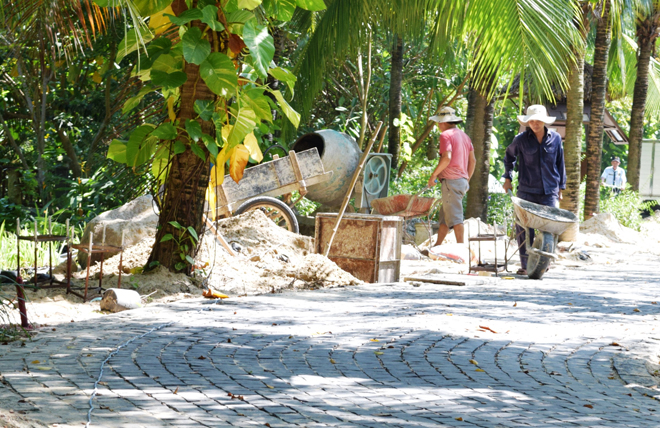 Lối đi bộ xuống biển ở giữa khách sạn Furama và quần thể đô thị du lịch quốc tế Ariyana đang được xây dựng, lát bằng đá cubic đồng bộ với đường đi dạo của khu nghỉ dưỡng.