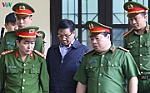 Cựu tướng Công an Phan Văn Vĩnh cúi gằm mặt khi bước vào tòa