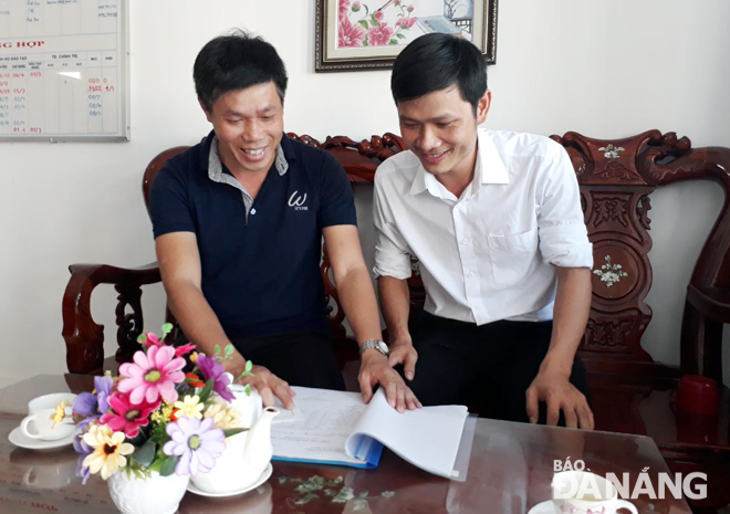 Thầy Huỳnh Duy Linh (trái), Bí thư Chi bộ, Hiệu trưởng Trường THCS Đàm Quang Trung hướng dẫn giáo viên Trần Văn Vinh làm thủ tục hồ sơ kết nạp Đảng. 
