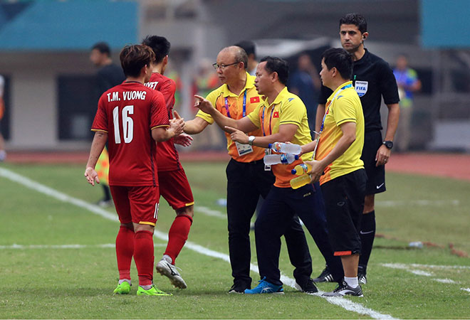 Với khả năng chuyên môn của mình, HLV Park Hang-seo (áo vàng, thứ 3 phải sang) được kỳ vọng sẽ giúp đội tuyển Việt Nam gặt hái thành công mới tại AFF Cup 2018. Ảnh: ĐỨC CƯỜNG