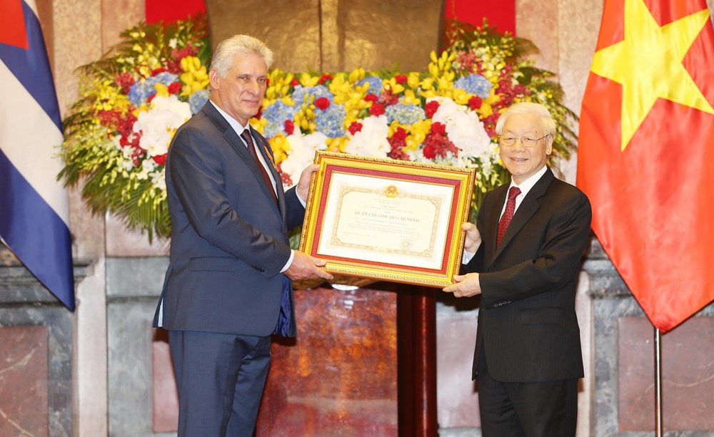 Tổng Bí thư, Chủ tịch nước Nguyễn Phú Trọng trao tặng Huân chương Hồ Chí Minh cho Chủ tịch Hội đồng Nhà nước và Hội đồng Bộ trưởng Cuba Miguel Mario Diáz-Canel Bermúdez. (Ảnh: Trí Dũng/TTXVN)