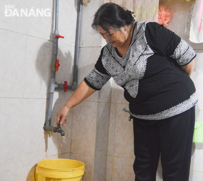  Bà Nguyễn Thị Thu Hiền (Tổ 11, phường Mỹ An, quận Ngũ Hành Sơn) cho biết, nước đã có lại từ đêm 8-11, tuy nhiên do nước chảy với lưu lượng rất yếu, gia đình bà phải sử dụng nước từ giếng khoan để thay thế.