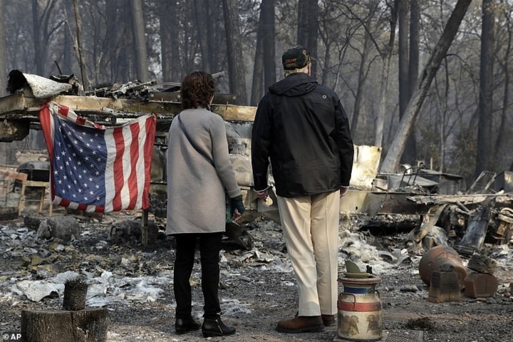 Một lá cờ Mỹ treo tại hiện trường vụ cháy. “Giặc lửa” đã tràn qua hơn 140.000 mẫu Anh đất và tước đi mạng sống của 74 người ở bang California, đồng thời khiến hơn 1.000 người khác mất tích.