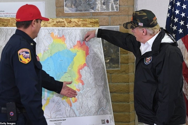 Một nhân viên chỉ cho ông Trump tấm bản đồ về diễn tiến của cháy rừng. Trước đó ông đã bị chất vấn về biến đổi khí hậu và cháy rừng và ông đã lảng tránh vấn đề đó bằng việc nói có nhiều yếu tố gây cháy rừng.