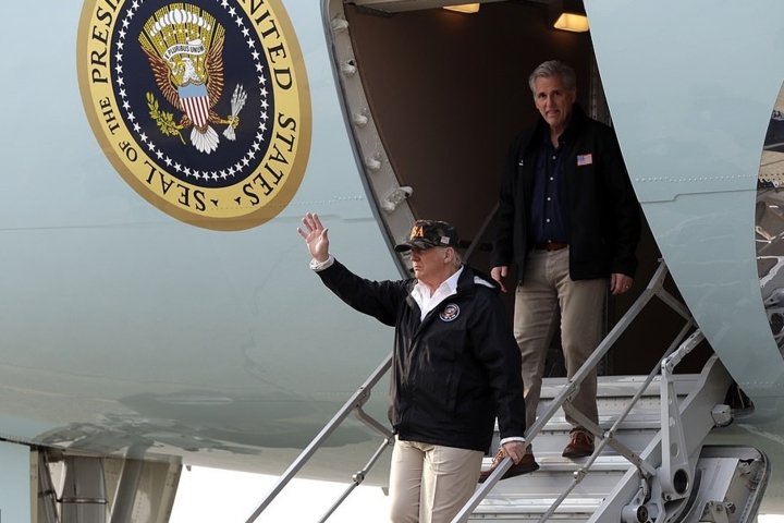 Hình ảnh ông Trump lúc phi cơ chở ông vừa hạ cánh tại căn cứ không quân Beale ở hạt Yuba, California trước khi ông bắt đầu thị sát thực địa vùng cháy.